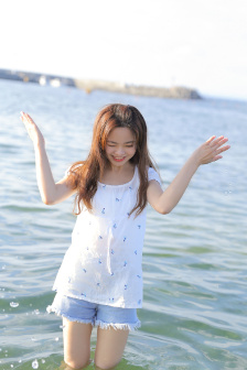 美女脱掉内裤